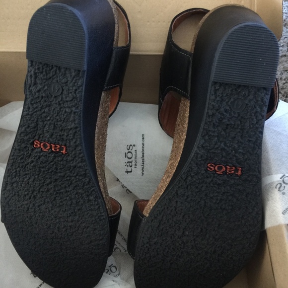 TÄŌS wedge sandals. - Picture 3 of 5